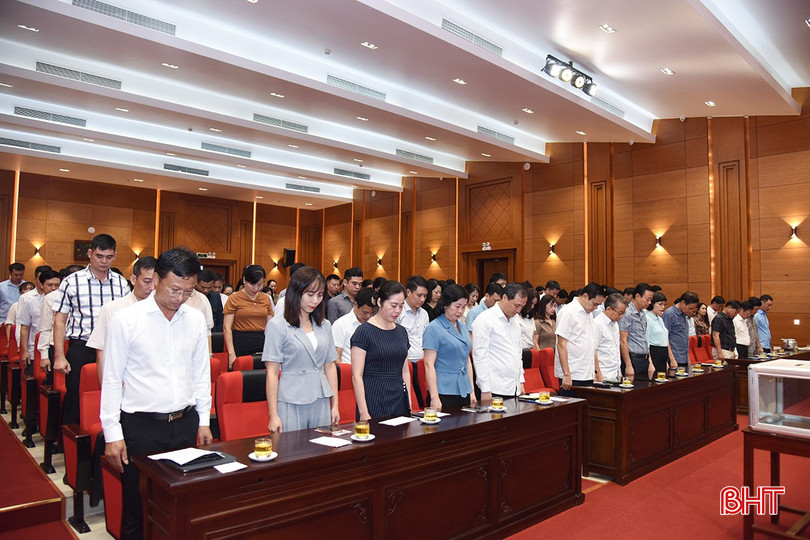 Cán bộ, công chức cơ quan Tỉnh ủy dành phút tưởng niệm các nạn nhân tử vong do bão số 3 và lũ lụt ở các tỉnh phía Bắc. DSC_1s835.jpg