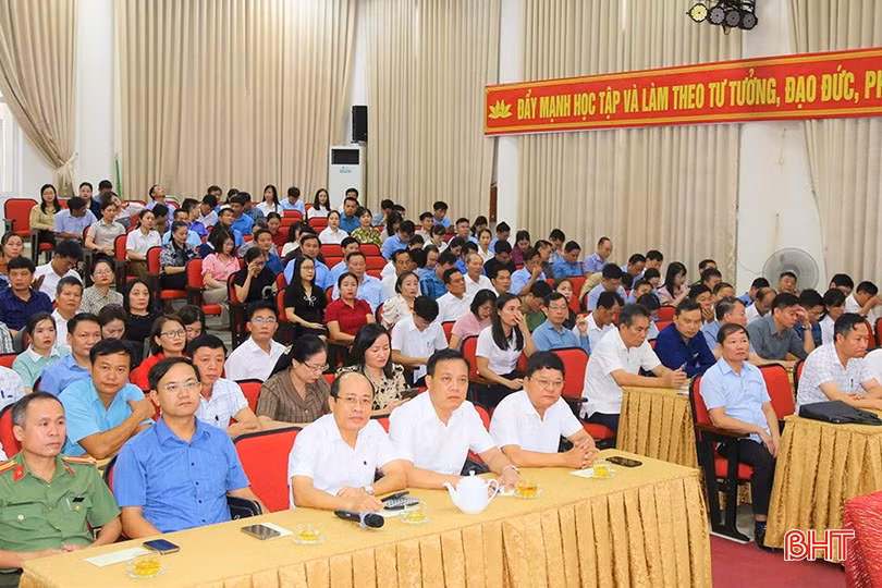 Đại biểu dự hội nghị.