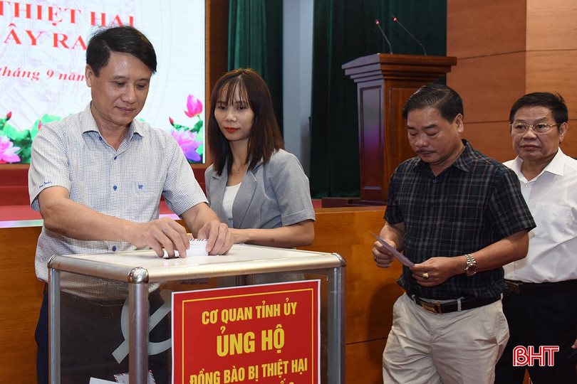 Ngay sau lễ phát động, cán bộ, công chức các ban xây dựng Đảng, Cơ quan Ủy ban Kiểm tra và Văn phòng Tỉnh ủy đã hưởng ứng đợt quyên góp với số tiền ủng hộ tối thiểu bằng một ngày lương/người. DSC_1863 copy.jpg