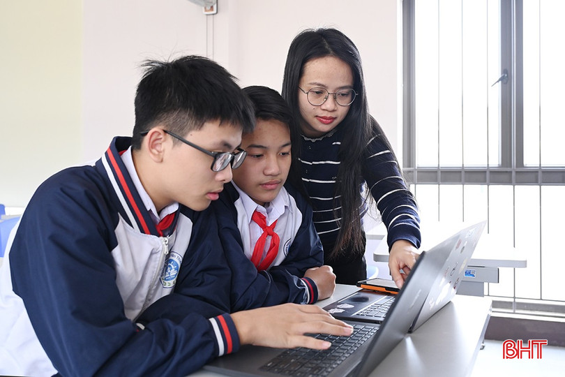 Cô giáo Ngọc Trà và hai cậu học trò miệt mài với những tiết học lập trình.