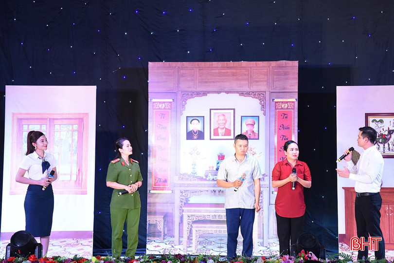 Phần thi tiểu phẩm vừa chuyển tải nhiều câu chuyện về cách làm dân vận khéo gắn với thực tiễn từng cơ quan, đơn vị. DSC_8352 copy.jpg