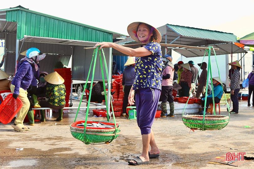 Đến với bãi biển Xuân Hải, du khách còn có thể khám phá “chợ hải sản” đặc biệt ở Cảng cá Cửa Sót bqbht_br_b1dcef61-3da7-4adb-91c4-ccfb77d6478f.jpg