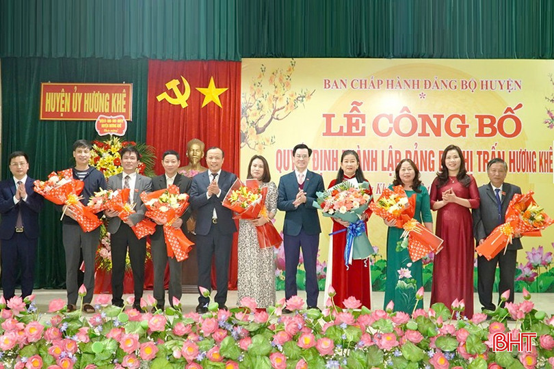 Bà Thân (người thứ 3 từ phải qua) nhận hoa chia tay tại lễ công bố quyết định thành lập Đảng bộ thị trấn Hương Khê sau khi sáp nhập. bqbht_br_hk-2-copy.jpg