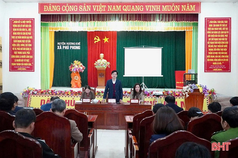 Thường trực Huyện ủy Hương Khê gặp mặt cán bộ cốt cán xã Phú Phong trước khi sáp nhập vào thị trấn, tháng 12/2024. bqbht_br_shk-1-copy.jpg