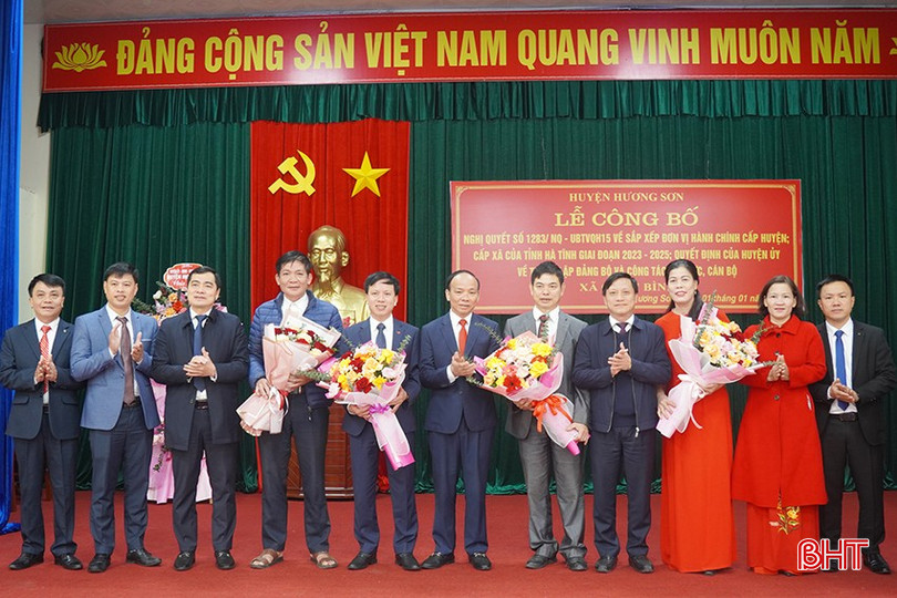 Lãnh đạo huyện Hương Sơn tặng hoa ông Cù Xuân Điền (người thứ 5 từ phải sang) và cán bộ, công chức xã Sơn Châu cũ, Sơn Bình cũ nghỉ hưu trước tuổi, chuyển công tác. bqbht_br_addd.jpg