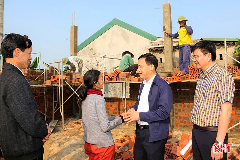 Lãnh đạo huyện Thạch Hà kiểm tra, đôn đốc xóa nhà tạm, nhà dột nát ở xã Hồng Lộc. bqbht_br_anh344-copy.jpg