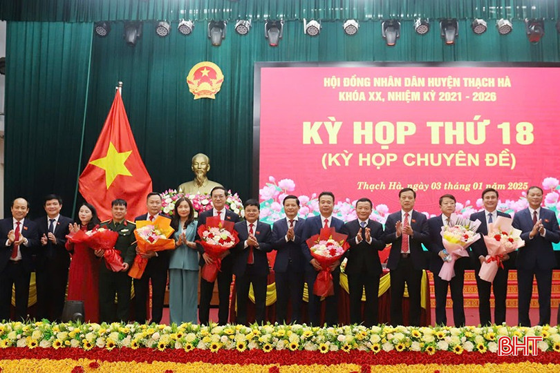 Lãnh đạo tỉnh chúc mừng các đồng chí Chủ tịch, các Phó Chủ tịch UBND huyện, Ủy viên UBND huyện khoá XX, nhiệm kỳ 2021 - 2026. bqbht_br_48db381a954629187057.jpg