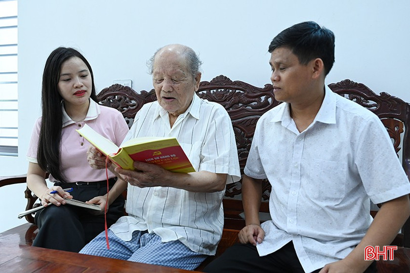Cụ Trần Hậu Hòa - nguyên Chủ tịch UBND huyện Can Lộc giai đoạn 1968-1972 chia sẻ ký ức lịch sử với PV. Cụ Trần Hậu Hòa - nguyên Chủ tịch UBND huyện Can Lộc giai đoạn 1968-1972 chia sẻ ký ức lịch sử với PV.