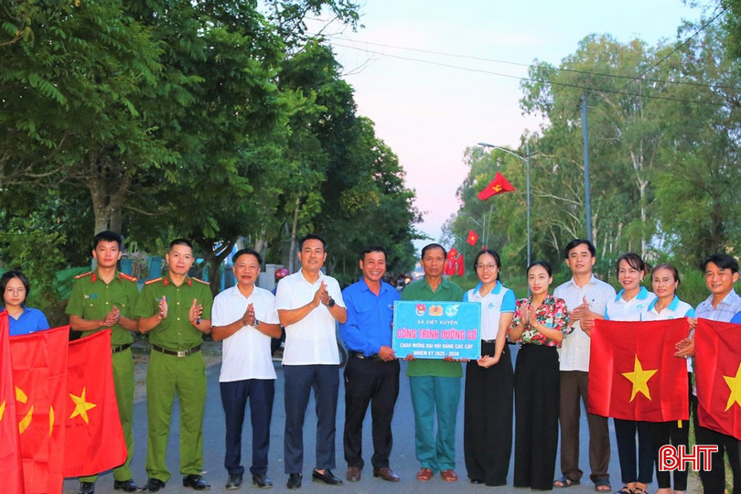 Trao tặng đường cờ là hoạt động ý nghĩa tuổi trẻ xã Việt Xuyên thực hiện hướng tới chào mừng Đại hội Đảng bộ xã diễn ra vào ngày 11-12/8 tới đây. bqbht_br_vxufyen.jpg