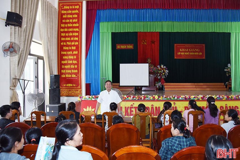 Khai giảng lớp học nghề chăn nuôi lợn ở xã Thạch Thắng tháng 8/2024.