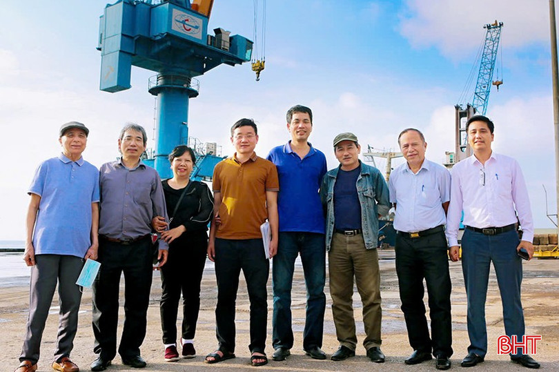Nhà báo Ngô Tuấn (thứ 4 trái sang) cùng các nhà báo lão thành dự, đưa tin về sự kiện khai trương Bến số 3 Cảng quốc tế Lào - Việt. bqbht_br_z6726523532594-f7144649d034b5d5b97f9515adfe005a.jpg
