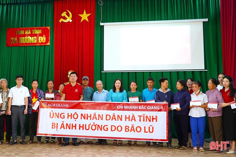 Agribank Chi nhánh Bắc Giang II đã trao tặng 80 suất quà với tổng trị giá 160 triệu đồng cho người dân bị thiệt hại do bão số 10 gây ra tại 7 xã khu vực miền núi của tỉnh Hà Tĩnh. Agribank Chi nhánh Bắc Giang II đã trao tặng 80 suất quà với tổng trị giá 160 triệu đồng cho người dân bị thiệt hại do bão số 10 gây ra tại 7 xã khu vực miền núi của tỉnh Hà Tĩnh.