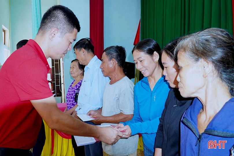 Đại diện Agribank Chi nhánh Bắc Giang II trao tặng quà cho bà con. Đại diện Agribank Chi nhánh Bắc Giang II trao tặng quà cho bà con.