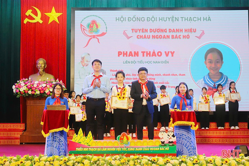 Lãnh đạo Tỉnh đoàn và huyện Thạch Hà trao danh hiệu “Cháu ngoan Bác Hồ” cho thiếu nhi huyện Thạch Hà. bqbht_br_6.jpg