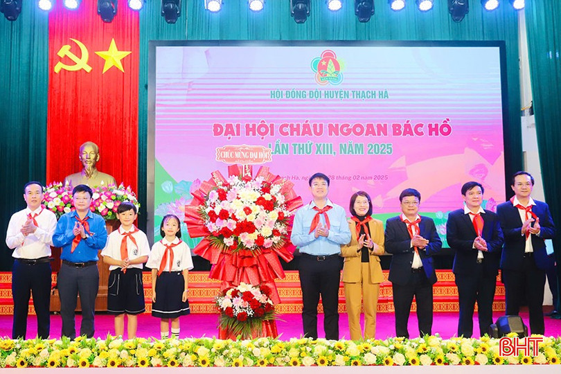 Lãnh đạo Tỉnh đoàn, Sở GD&ĐT, huyện Thạch Hà tặng hoa chúc mừng đại hội. bqbht_br_4.jpg