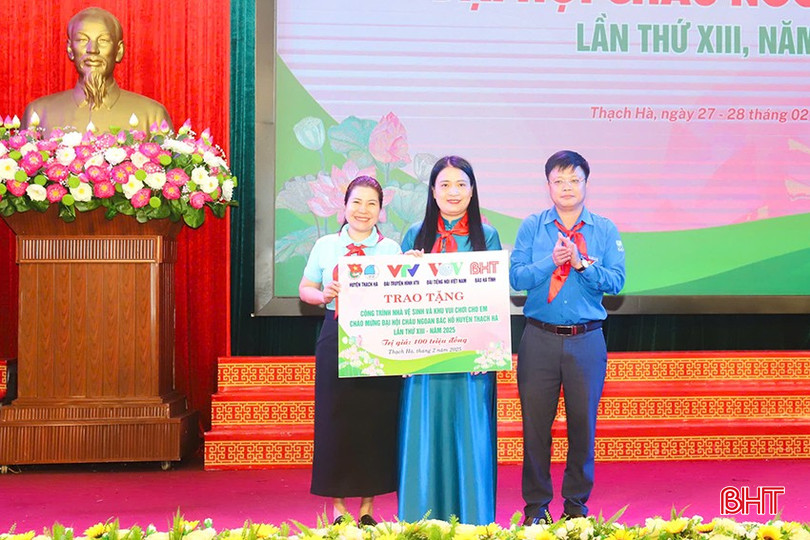 Cũng trong dịp này, Hội đồng Đội huyện thay mặt Đài Truyền hình Việt Nam - Đài Tiếng nói Việt Nam - Báo Hà Tĩnh trao tặng biểu trưng công trình nhà vệ sinh và khu vui chơi cho trường Tiểu học Thạch Xuân trị giá 100 triệu đồng. bqbht_br_2.jpg