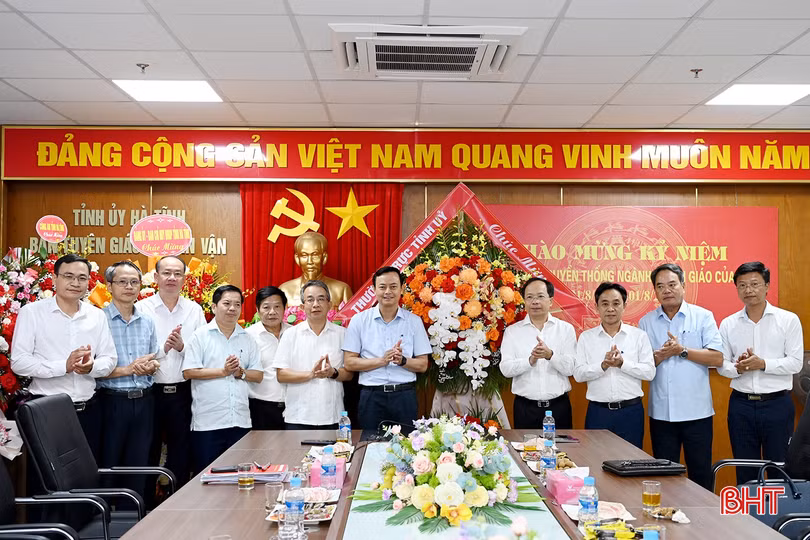 Các đồng chí lãnh đạo tỉnh tặng hoa chúc mừng Ban Tuyên giáo và Dân vận Tỉnh ủy nhân 95 năm ngày truyền thống.