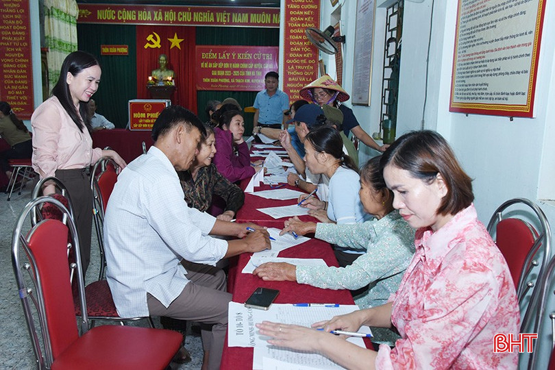 Cử tri thôn Xuân Phương (xã Thạch Kim) viết phiếu lấy ý kiến. DSC_d2302.jpg