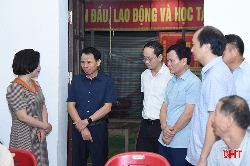 Lãnh đạo Sở Nội vụ và TP Hà Tĩnh kiểm tra quá trình lấy phiếu cử tri tại phường Trần Phú. DSC_239s8 copy.jpg