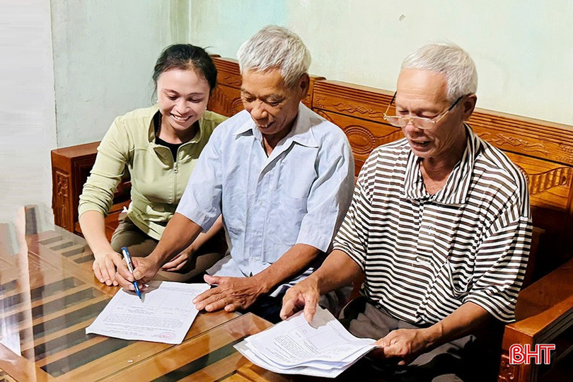 Các tổ lấy ý kiến cử tri bố trí thành viên đến hộ gia đình để xin ý kiến của từng cử tri. 08553096-1797-4857-bf2d-2e8147093a25.jpeg