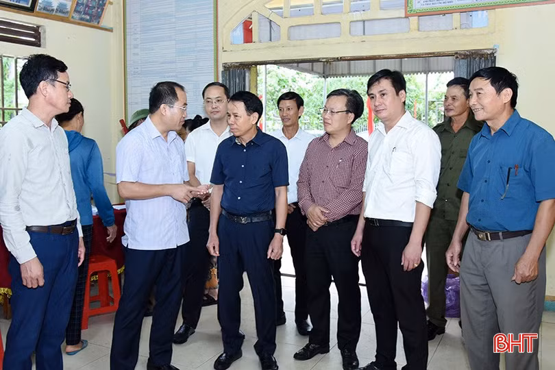 Lãnh đạo Sở Nội vụ giám sát quá trình lấy ý kiến cử tri tại huyện Lộc Hà.