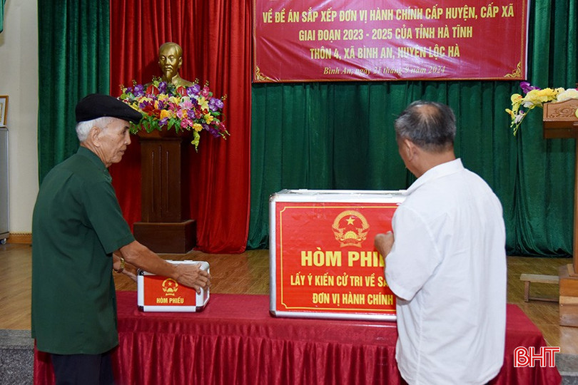 Đại diện cử tri thôn 4, xã Bình An tiến hành kiểm tra hòm phiếu trước khi bỏ phiếu. DSC_2264 copy.jpg