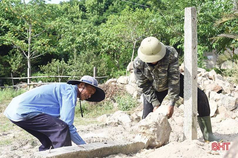 Ông Lê Văn Tịnh (người bên trái) tích cực cùng người dân tham gia xây dựng NTM. DSC_9649 copy.jpg