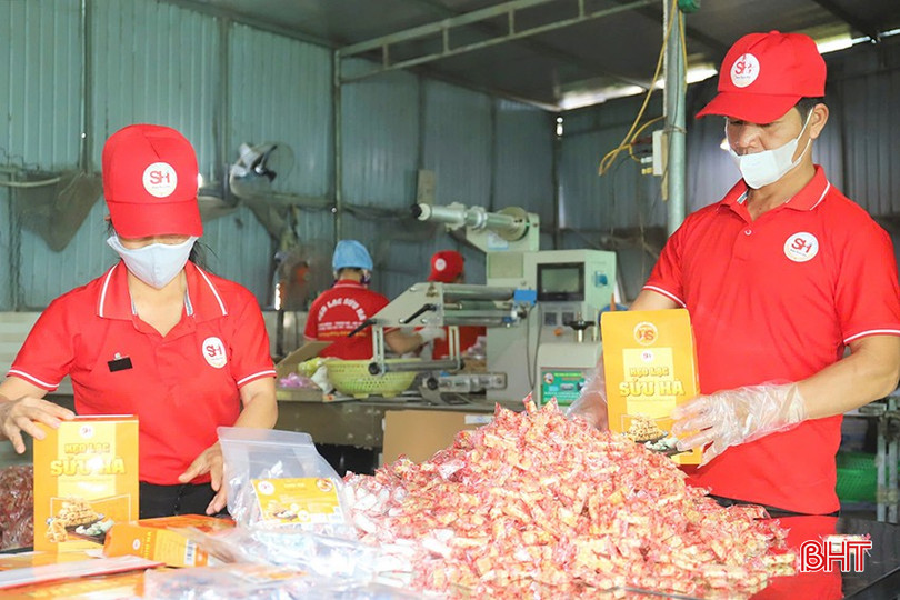 Hơn 10 nhân công cơ sở sản xuất kẹo lạc, kẹo dồi Sửu Hà đang làm việc hơn 200% công suất để kịp trả 20 đơn hàng kẹo tết cho các nhà phân phối trong và ngoài tỉnh bqbht_br_as.jpg