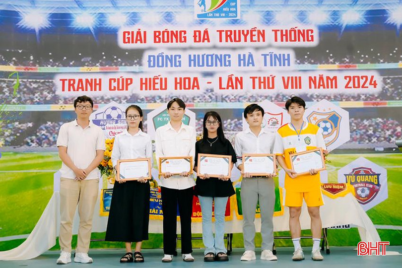 Đại diện Nhà xe Hiếu Hoa trao tặng 5 suất học bổng cho 5 sinh viên Hà Tĩnh.