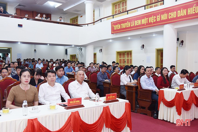 Đại biểu dự lễ khai giảng.