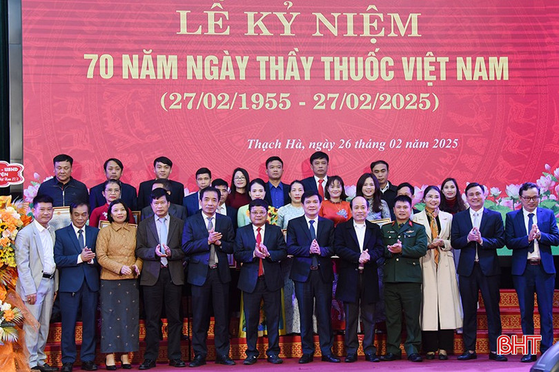 Lãnh đạo Sở Y tế, huyện Thạch Hà tặng giấy khen cho 17 tập thể, cá nhân có thành tích xuất sắc trong thực hiện phong trào thi đua chào mừng 70 năm Ngày Thầy thuốc Việt Nam. bqbht_br_dsc-3673-copy.jpg