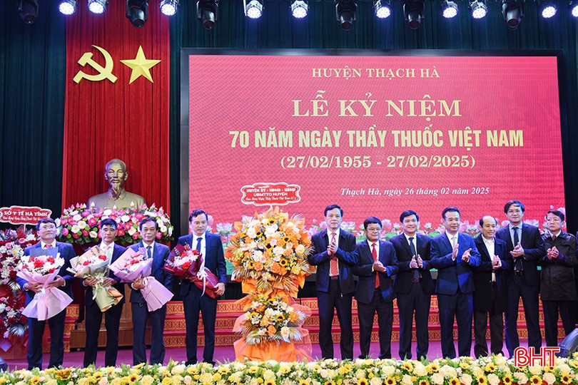 ...lãnh đạo huyện Thạch Hà tặng hoa chúc mừng ngành y tế huyện. bqbht_br_dsc-3639-copy.jpg