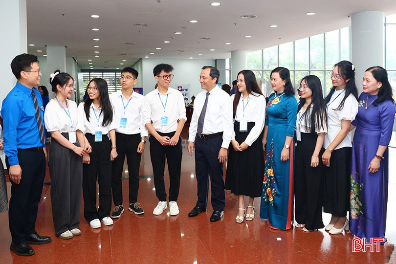 Các chương trình gặp mặt thanh niên, sinh viên tiêu biểu Hà Tĩnh ở 3 miền đất nước đã giới thiệu Nghị định 140 của Chính phủ đến nhiều bạn trẻ. bqbht_br_ssss.jpg