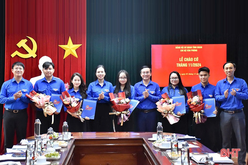 Thường trực Tỉnh đoàn Hà Tĩnh trao quyết định tuyển dụng 5 công chức theo Nghị định 140 của Chính phủ tháng 11/2024. bqbht_br_td-copy.jpg