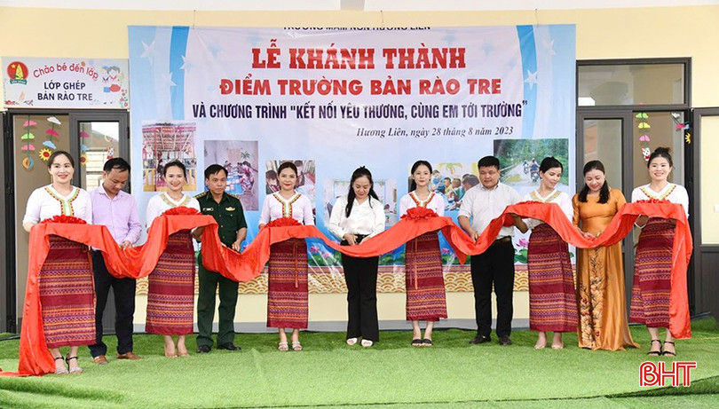 Thượng tá Bảo cắt băng khánh thành điểm trường bản Rào Tre, Hương Liên (Hương Khê). bqbht_br_fdf.jpg