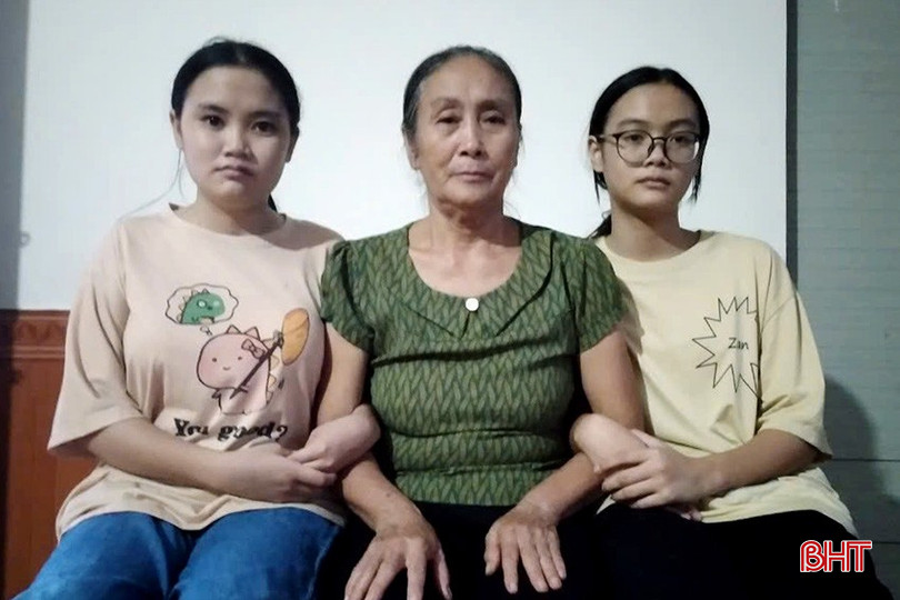 Hà Giang (bên trái) cùng bà ngoại và em gái Quỳnh Trang. Anh2222 copy.jpg