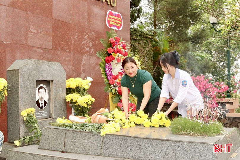 Đồng chí Trần Phú sinh ngày 1/5/1904 trong một gia đình trí thức nho học giàu lòng yêu nước ở Phú Yên nhưng quê lại ở xã Tùng Ảnh, huyện Đức Thọ, Hà Tĩnh. Đồng chí là người học trò ưu tú của Chủ tịch Hồ Chí Minh và là Tổng Bí thư đầu tiên của Đảng Cộng sản Việt Nam khi mới 26 tuổi (năm 1930). (Trong ảnh: Du khách đến từ tỉnh Nghệ An dâng hương, dâng hoa lên phần mộ cố Tổng Bí thư Trần Phú).