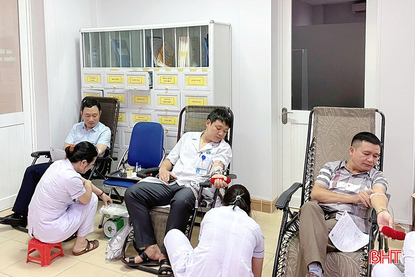 Các cán bộ, viên chức và người dân đã tích cực tham gia hiến máu tình nguyện để kịp thời cấp cứu bệnh nhân. bqbht_br_98c7e2c9-8e4a-4576-a25f-3a4228cbd15a.jpg