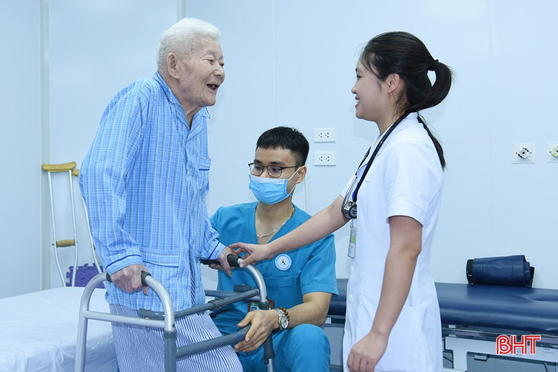 Cán bộ y tế niềm nở, ông Triết có thêm động lực chữa bệnh và tinh thần cũng thoải mái hơn để bệnh tình chuyển biến tốt lên. bqbht_br_dsc-7800-copy.jpg