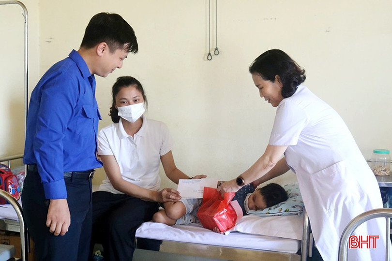 Giám đốc Bệnh viện Phục hồi chức năng Nguyễn Thị Diện trao quà cho các bệnh nhân điều trị tại viện. bqbht_br_aaa.jpg