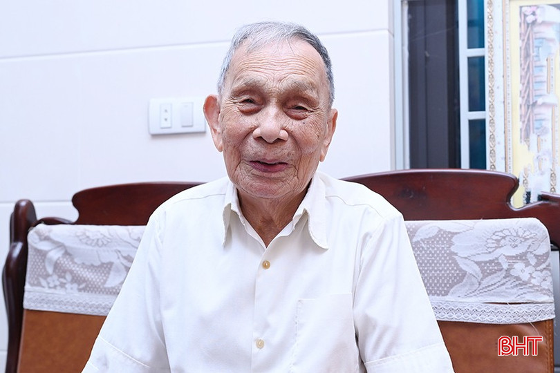 Ông Nguyễn Văn Minh - cán bộ tiền khởi nghĩa, đảng viên 80 năm tuổi Đảng. bqbht_br_d.jpg