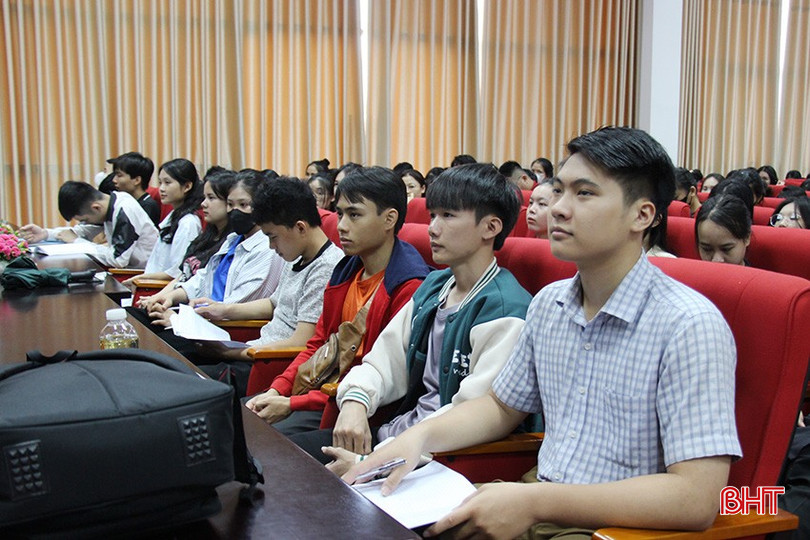 Sinh viên lắng nghe các thông tin tuyên truyền.