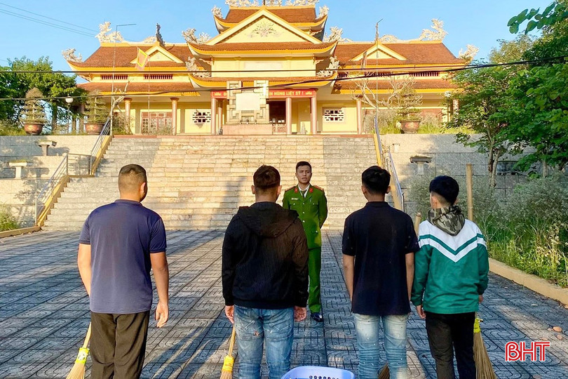 Công an xã Vũ Quang tiếp tục áp dụng biện pháp lao động công ích, tổ chức đều đặn duy trì mỗi tuần một lần với các em &quot;chưa ngoan&quot;.