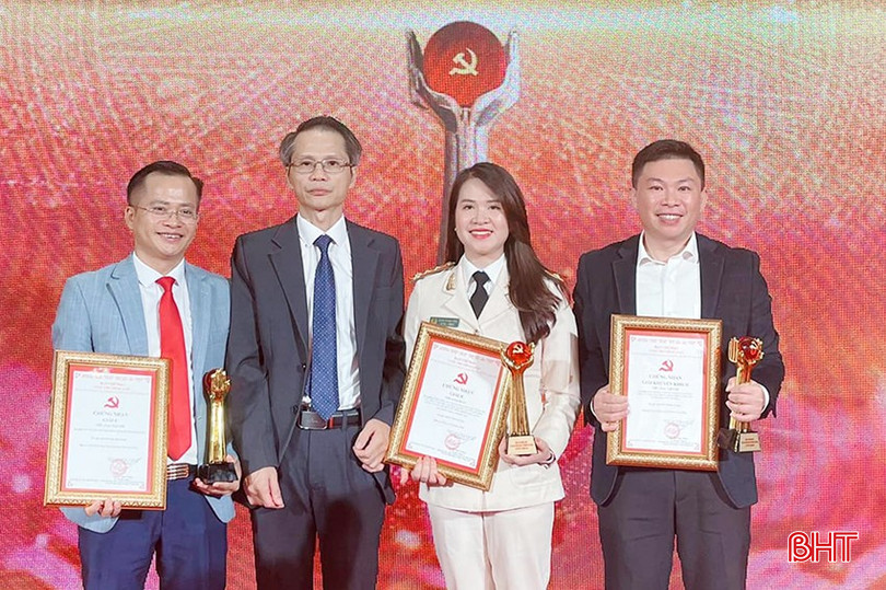 Các tác giả đoàn Hà Tĩnh đạt giải B, C, khuyến khích chụp ảnh lưu niệm cùng lãnh đạo Ban Tuyên giáo Tỉnh ủy tại lễ trao giải cuộc thi lần thứ 4. bqbht_br_a22221.jpg