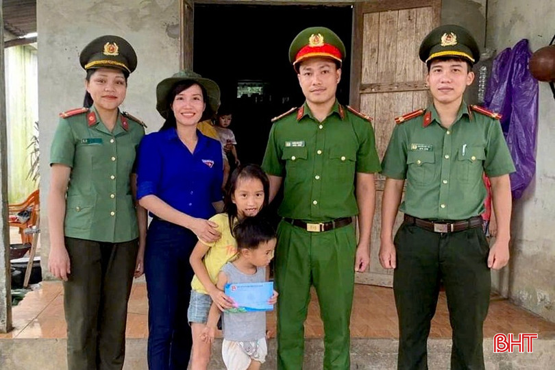 Chị Trần Thị Nhẫn - Bí thư Đoàn xã, Chủ tịch Hội LHTN xã Gia Hanh (mặc áo xanh thanh niên) trao quà cho trẻ em hoàn cảnh khó khăn. bqbht_br_z7092147284395-64faeee932b5e29aa02feb1bdb800244.jpg