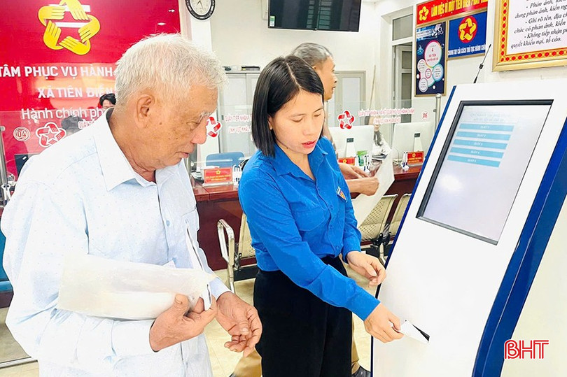 Chị Lê Thị Giang - Bí thư đoàn xã, Chủ tịch Hội LHTN xã Tiên Điền hỗ trợ người dân đến làm thủ tục tại Trung tâm phục vụ hành chính công xã. bqbht_br_z7092147742389-44086d62488304082e9e82d68866d5f5.jpg