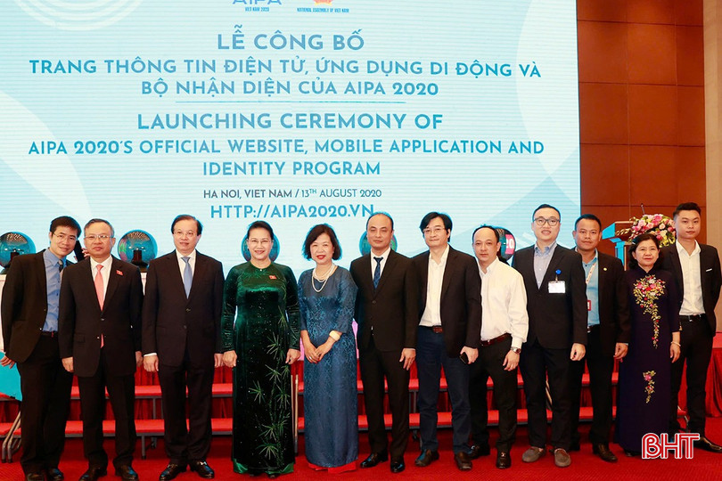 Nguyễn Văn Trường (ngoài cùng bên phải) chụp ảnh lưu niệm cùng các đại biểu trong sự kiện công bố Bộ nhận diện AIPA 2020. (Ảnh: NVCC). bqbht_br_d.jpg