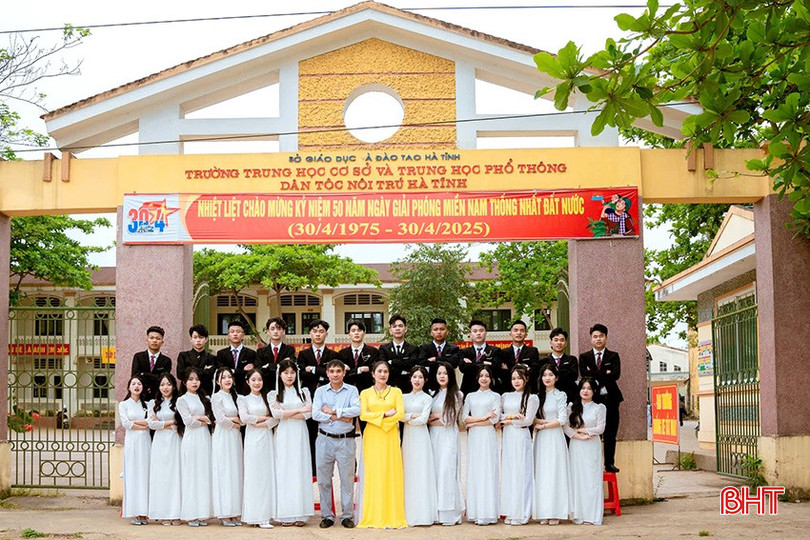 Thầy cô giáo và tập thể lớp 12 Trường THCS&THPT dân tộc nội trú Hà Tĩnh. bqbht_br_z6811650552918-b60a8dea10d38bf041969934b9fb2b9a.jpg