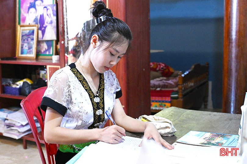 Những nỗ lực suốt hành trình dài của Hà đã được đền đáp khi em đạt 27,5 điểm khối C00. bqbht_br_dsc-8d318.jpg