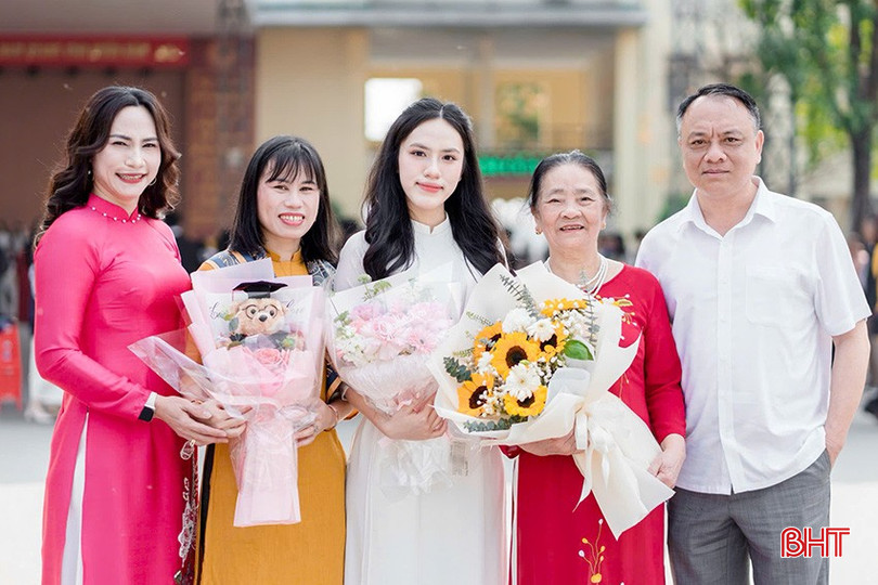 Homeroom teacher (yellow ao dai) and Kim Ngan's family at the bqbht_br_z6810710951494-ebc7a2fe2a7e23550e304aeb902d8982.jpg